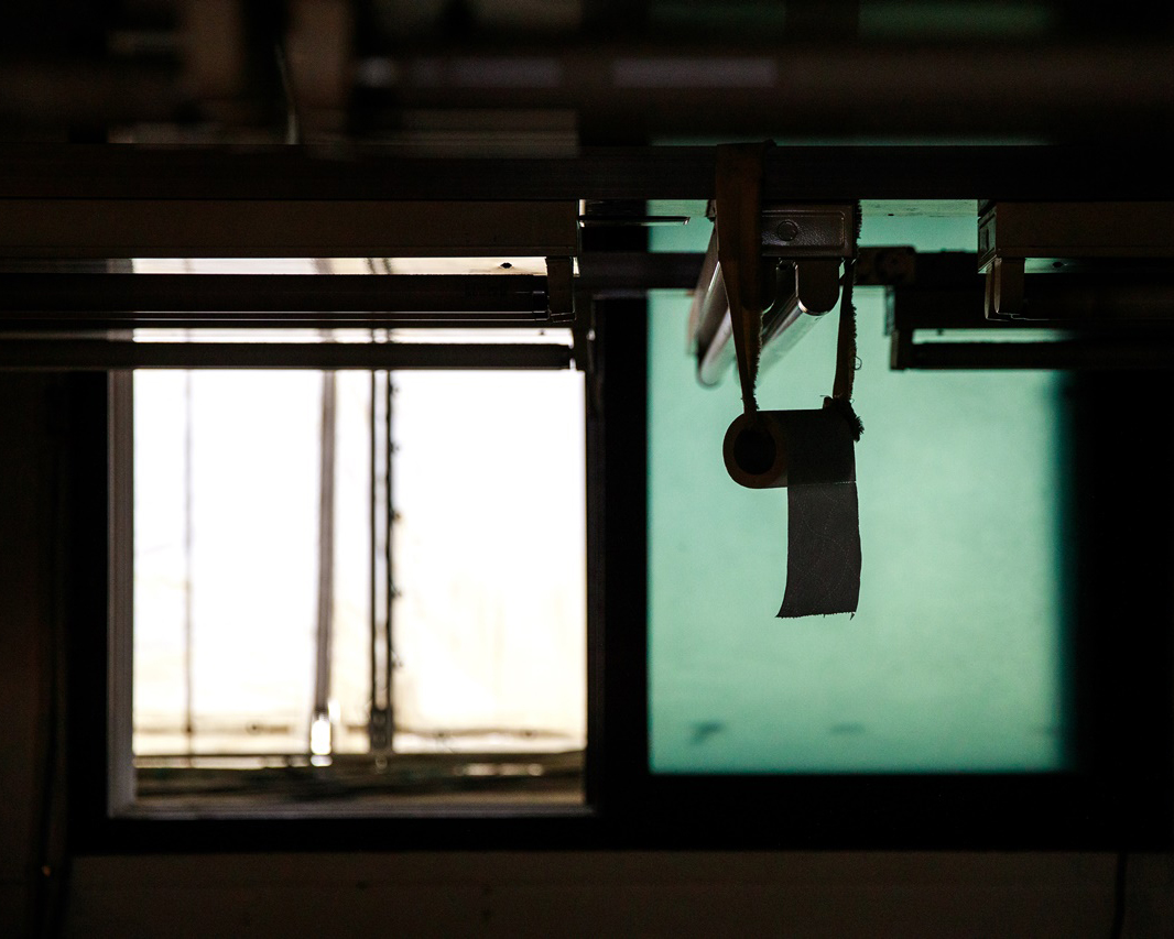 숭인동 3층 봉제공장. 짜투리 헝겊으로 만들어놓은 휴지걸이만이 자리를 지키고 있다. [사진 | 오상민 작가]