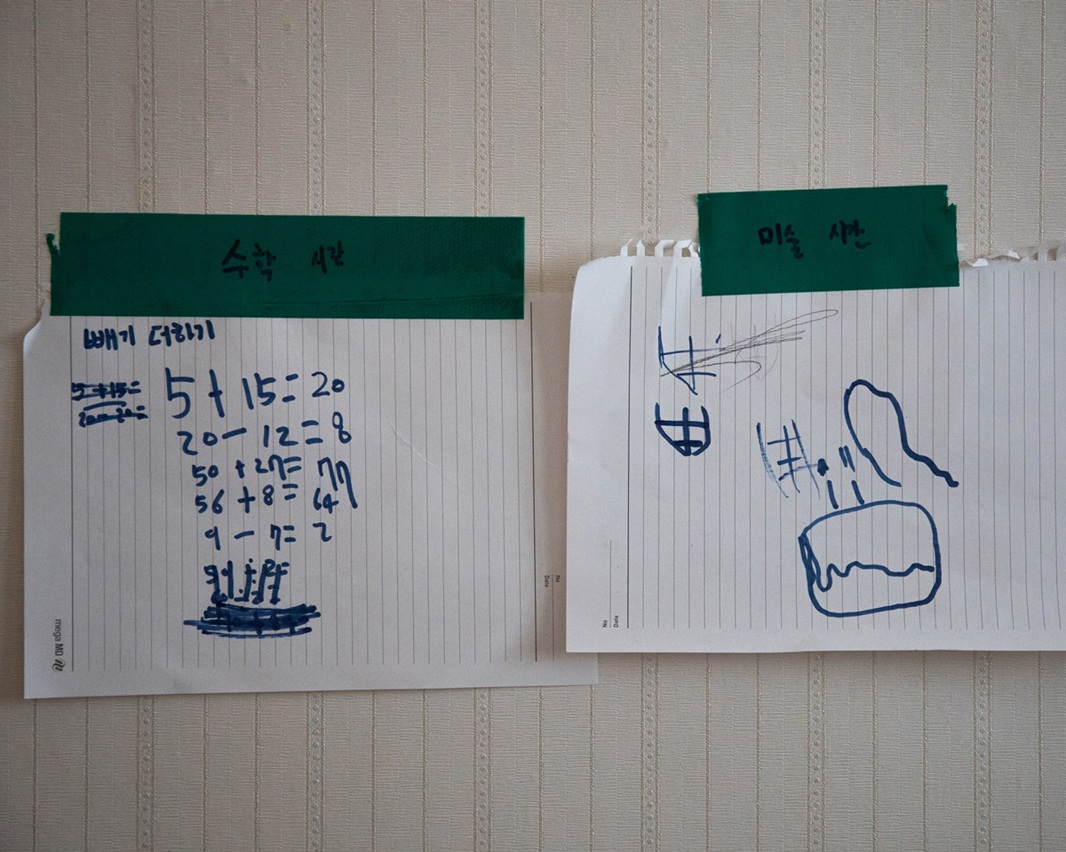 어린 시절 벽지에 스티커를 붙이기도 했고, 엄마 몰래 색연필로 낙서를 한 기억도 난다. 공간은 달라도 사람 사는 모습은 비슷한가 보다. [사진 | 오상민 작가]