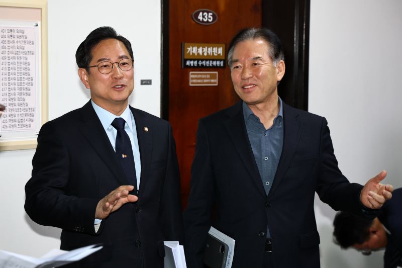 정태호 국회 기획재정위원회 더불어민주당 간사와 박수영 국민의힘 간사가 28일 서울 여의도 국회에서 조세소위 회의를 마치고 세제개편안 합의 관련 기자회견을 하고 있다. [사진 | 뉴시스]