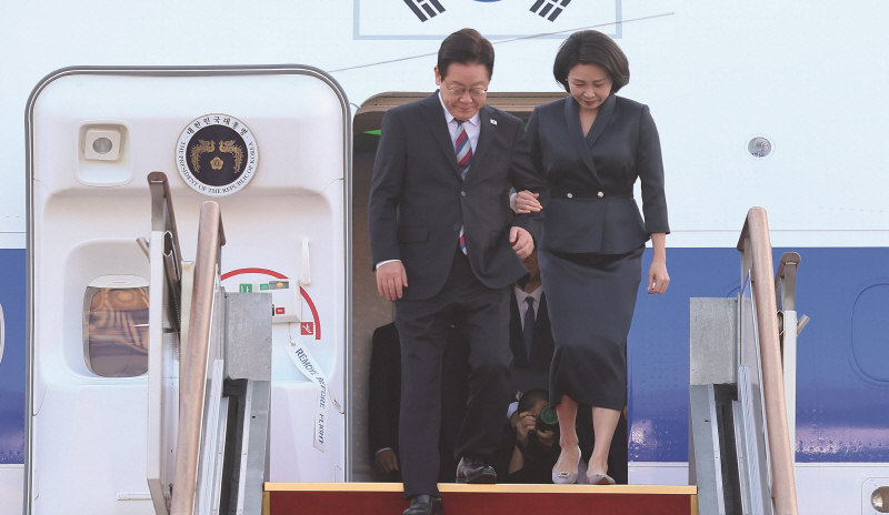 다자외교 일정을 마무리한 이재명 대통령에게 시급한 과제는 원 · 달러 환율 급등세로 재연된 물가 불안 해소와 집값 안정이다.[사진 | 뉴시스]