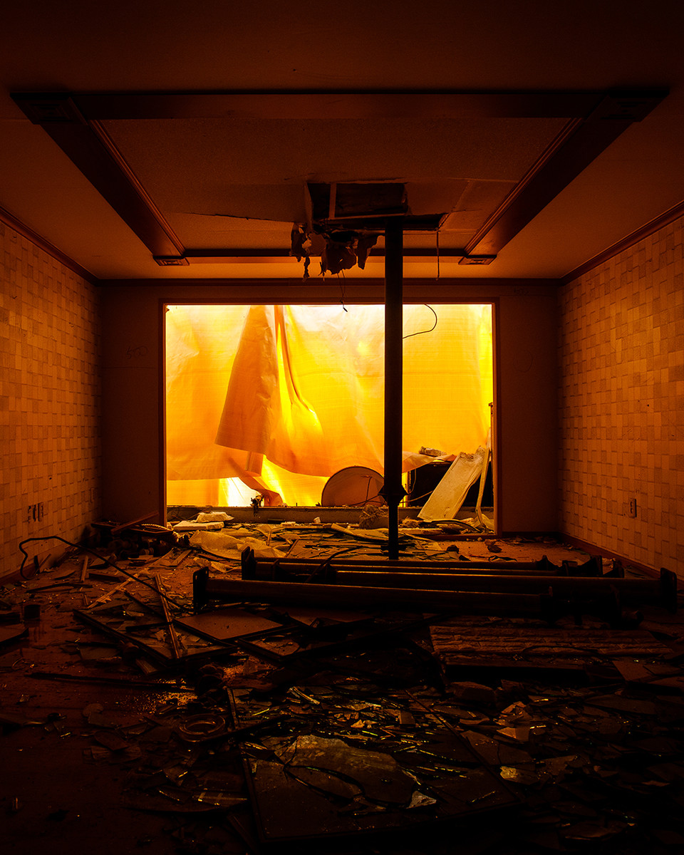 수십 년간 자리를 지킨 건물이 떠날 준비를 한다. 해체공사가 시작된 내부에서 밖을 바라본다. 누런 천으로 둘러싸여 진 모습이 꼭 수의를 입은 모습 같다. 사람이나, 건물이나 마지막 길을 가는 모습이 비슷해 보인다. [사진 | 오상민 작가]