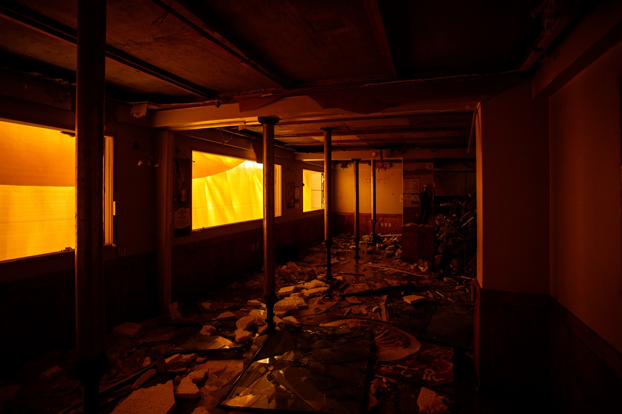 응암동 철거 현장의 먼지비산방지망(누런천)을 설치하기 전과 후의 모습. 누런 천을 통과한 햇살은 삭막해 보이는 철거 현장을 낭만적인 색으로 물들인다. [사진 | 오상민 작가]