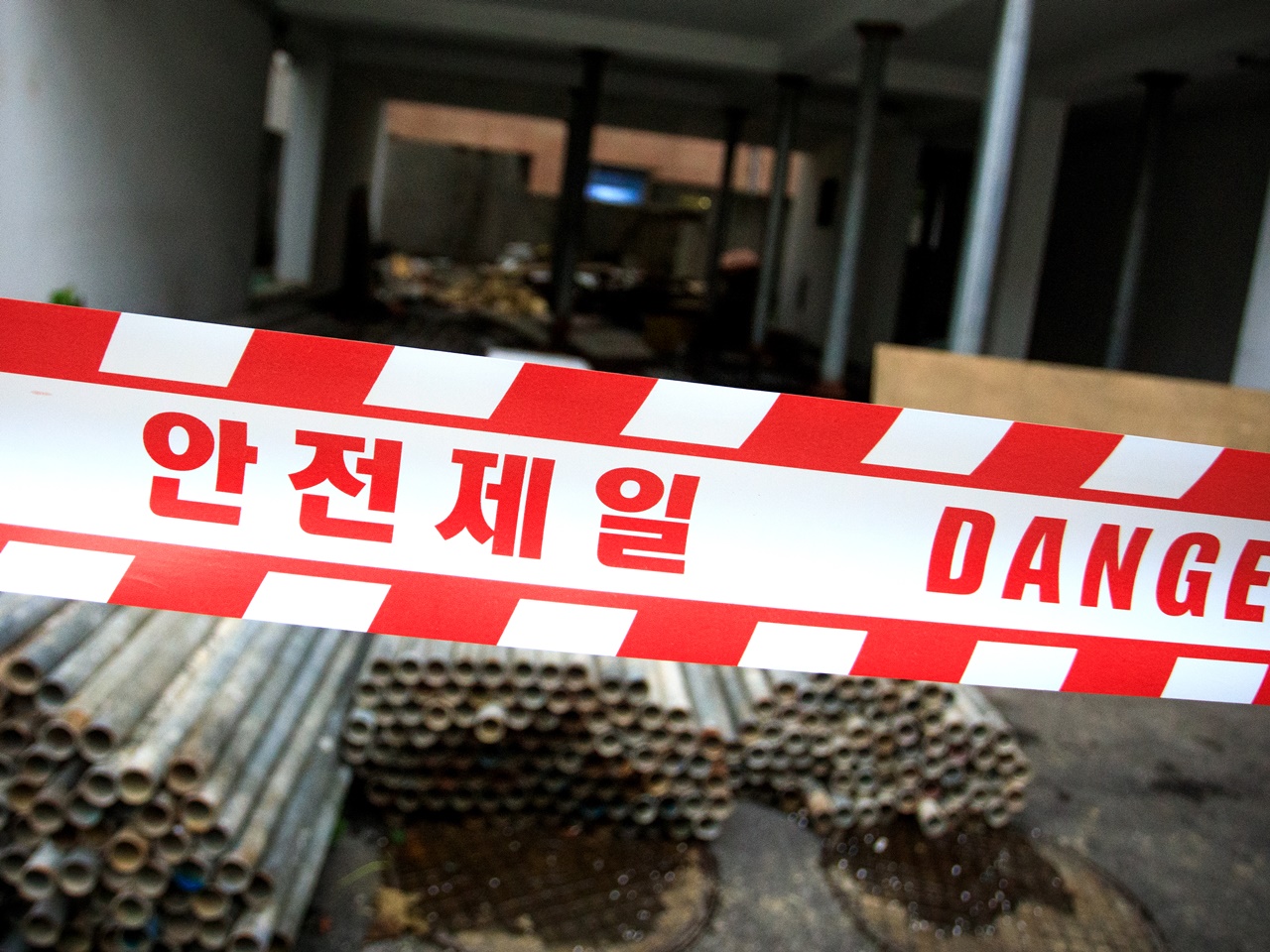 해체공사의 가장 중요한 점 중 하나는 안전이다. 공사장 주변에 위험 테이프를 둘러놓았다. [사진 | 오상민 작가]