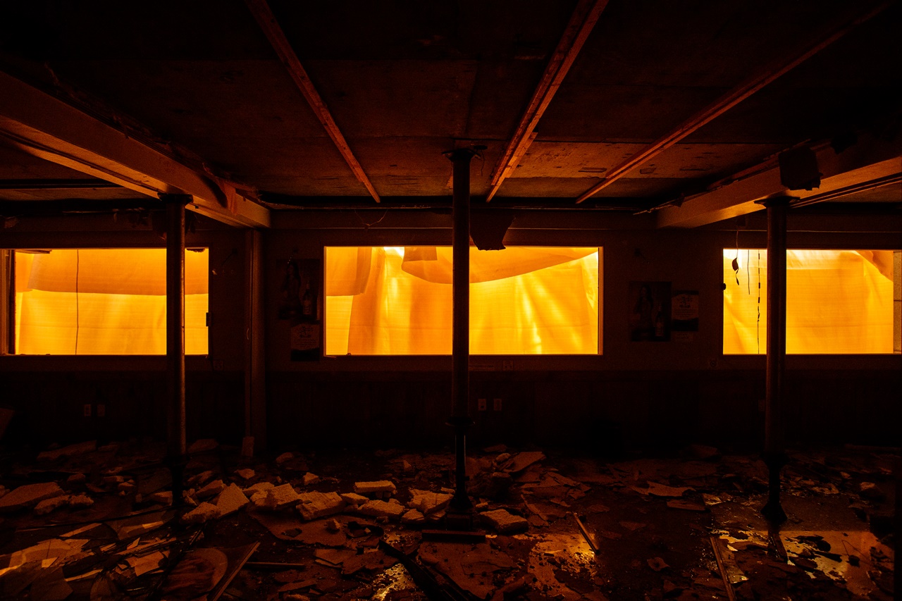 중장비를 건물에 올리기 전 하중을 버티기 위해 잭서포트를 설치해 놓았다. 이동식 기둥인 셈인데 원래 없던 기둥이 생긴 공간은 알 수 없는 묘한 분위기를 자아낸다. [사진 | 오상민 작가]