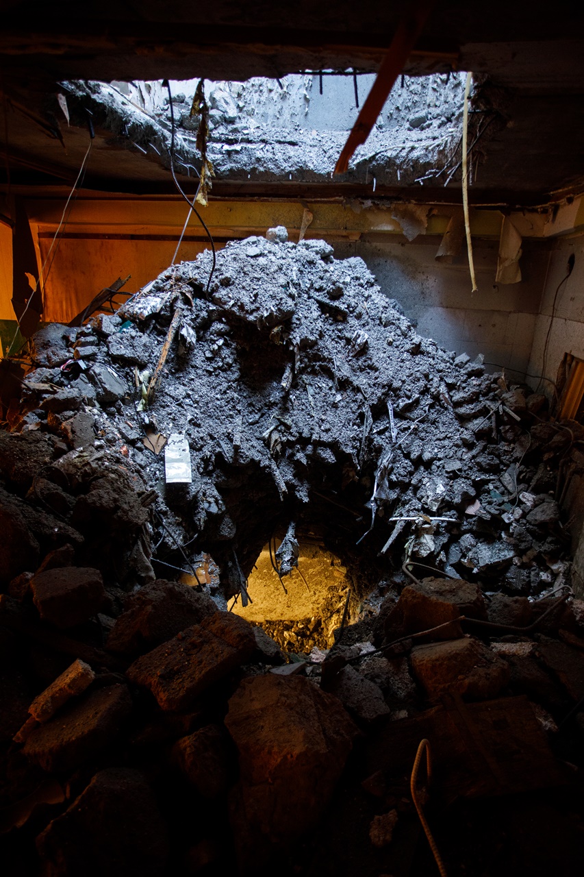 폐기물 처리를 위해 꼭대기층부터 1층까지 연결하는 구멍을 뚫어놨다. 무엇이든 먹어 치우는 괴물이 입을 벌리고 있는 듯하다. [사진 | 오상민 작가]