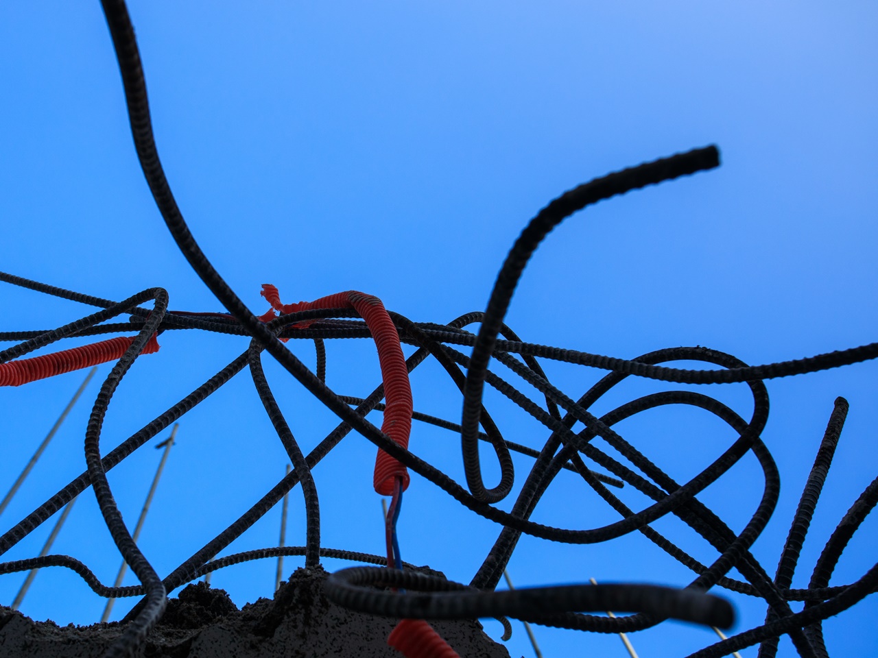 콘크리트 속에 숨어있던 철근들이 해체공사를 통해 수십년 만에 파란 하늘을 다시 만났다. [사진 | 오상민 작가]