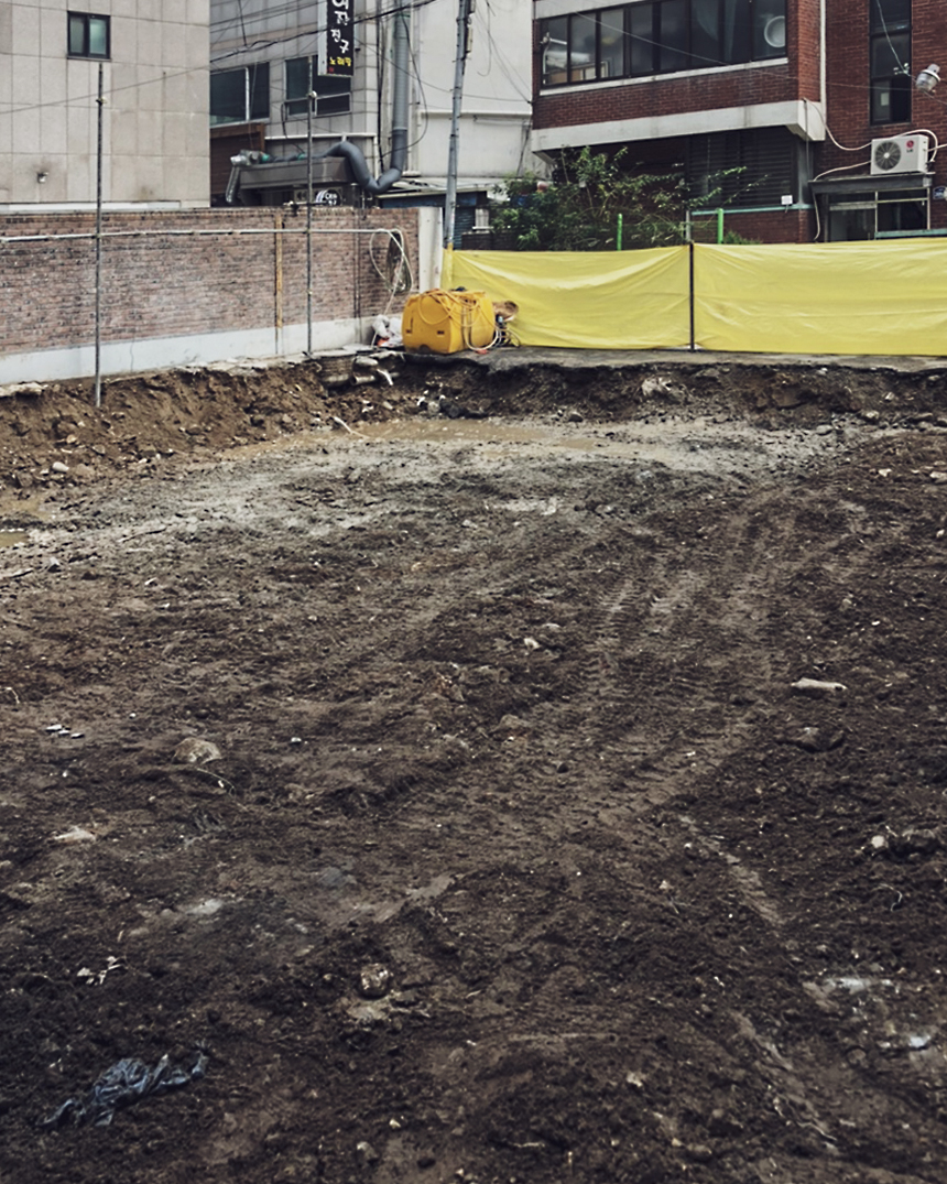 해체 공사를 시작한 지 약 보름 후, 건물은 흔적도 없이 사라졌다. 조만간 새로운 건물이 또 자리에 들어설 것이다. 그렇게 건물은 사라지고 다시 태어난다. [사진 | 오상민 작가]