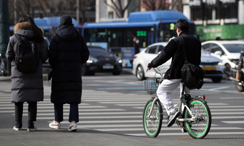 도로교통법상 자전거 이용자는 반드시 헬멧을 착용해야 한다.[사진｜뉴시스]