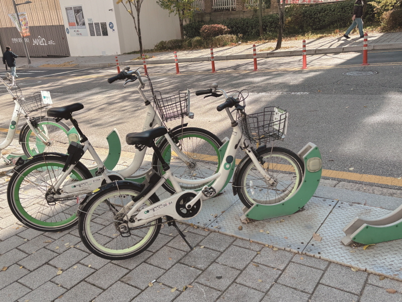 서울시는 지난 2018년 따릉이 헬멧 시범사업을 했지만 긍정적인 성과를 거두지 못했다.[사진｜더스쿠프 포토]