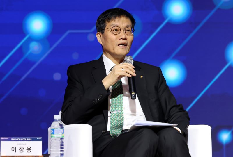 이창용 한국은행 총재가 5일 오후 서울 중구 대한상공회의소 국제회의장에서 열린 제4회 한국은행-대한상공회의소 공동 세미나 ‘AI 기반의 성장과 혁신’에 참석해 최태원 대한상공회의소 회장과 특별대담을 진행했다. [사진 | 뉴시스]