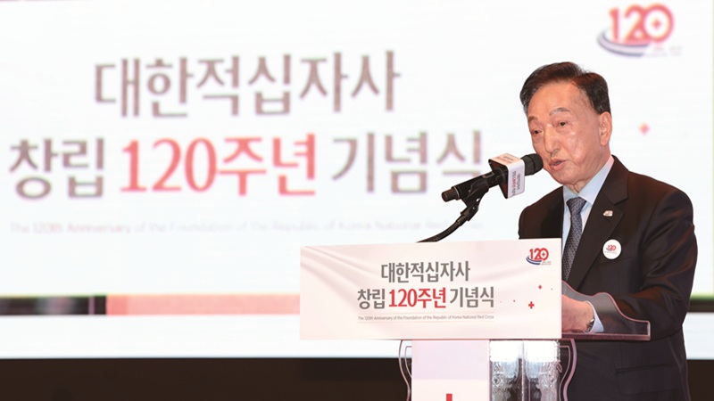 인종차별 발언으로 물의를 일으킨 김철수 대한적십자사 회장이 지난 11월 7일 사임했다.[사진｜뉴시스] 