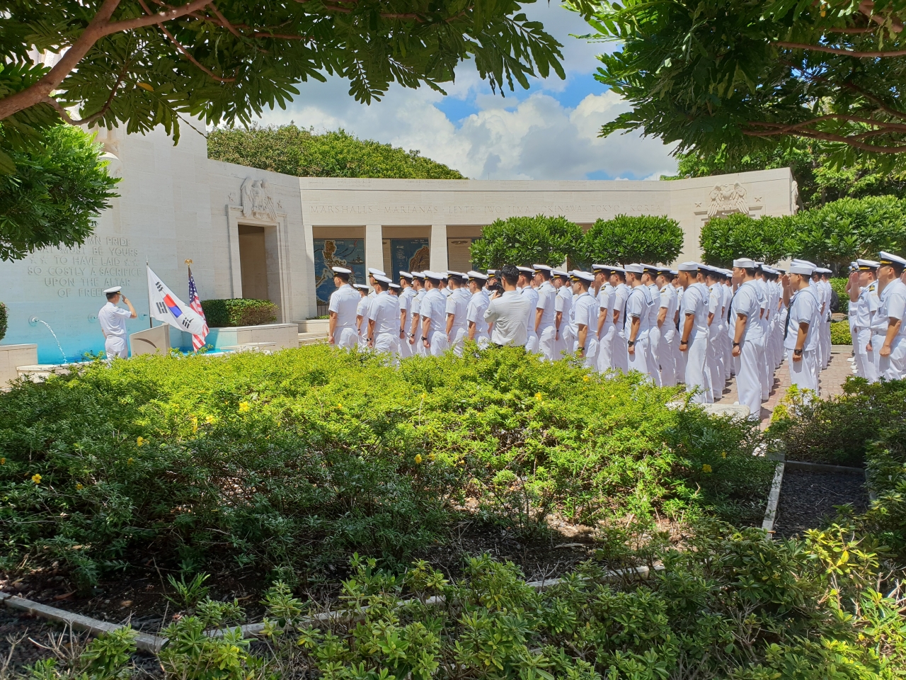 국립묘지를 참배하는 해군사관생도들 [사진 = 이승하 시인 제공]