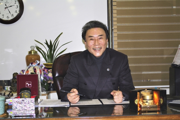 박형갑 대표가 자신의 사무실에서 포즈를 취하고 있다.(사진=김현섭 기자)