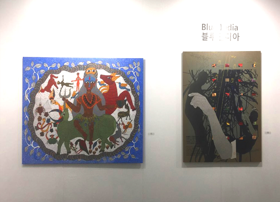 ‘블루 인디아’ 부스의 작품들. 왼쪽은 자페니 샴 작가, 오른쪽은 프라산타 사후 작가의 작품.