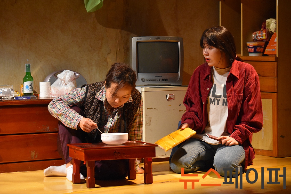 연극 "가족입니다" 프레스콜 시연 중 한 장면. 왼쪽부터 정애화 배우, 하지영 배우. 사진=최윤 기자
