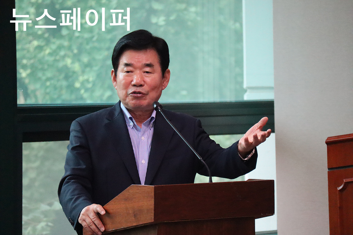 강연을 하고 있는 더불어민주당 김진표 의원