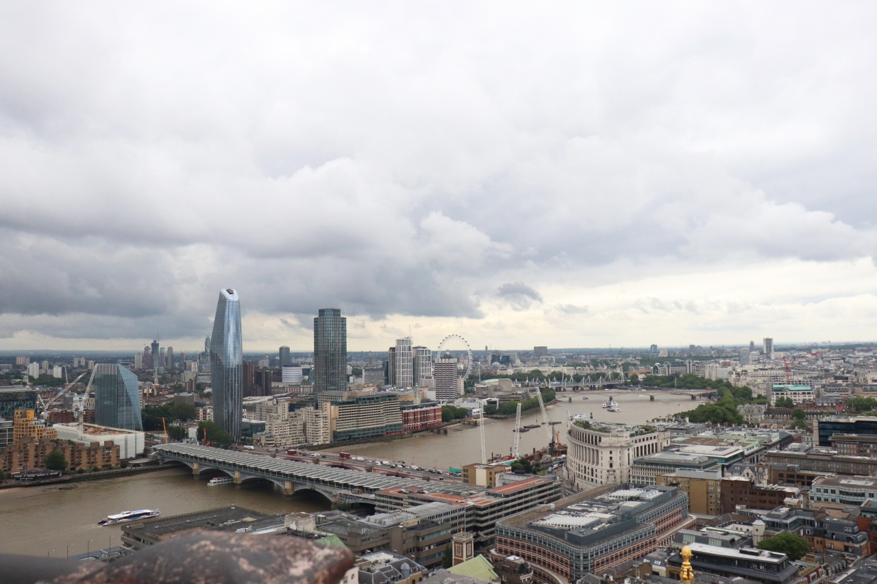 세인트 폴 성당의 돔 위에서 보는 런던의 전경. 돔의 꼭대기는 생각보다 높으며, 런던의 랜드 마크인 건물들과 관람차 런던아이도 볼 수 있다.