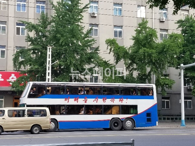 평양 거리에서 종종 보게 되는 이층버스