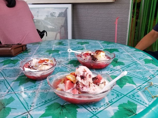 얼음, 팥, 과일, 견과류, 아이스크림이 어우러진 평양 거리카페 빙수