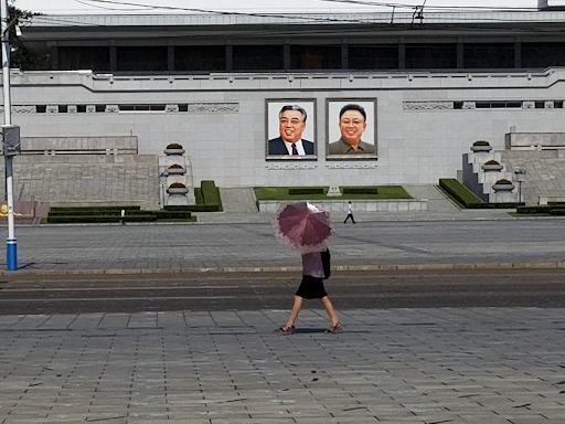 김일성 광장을 지나가는 평양 여성