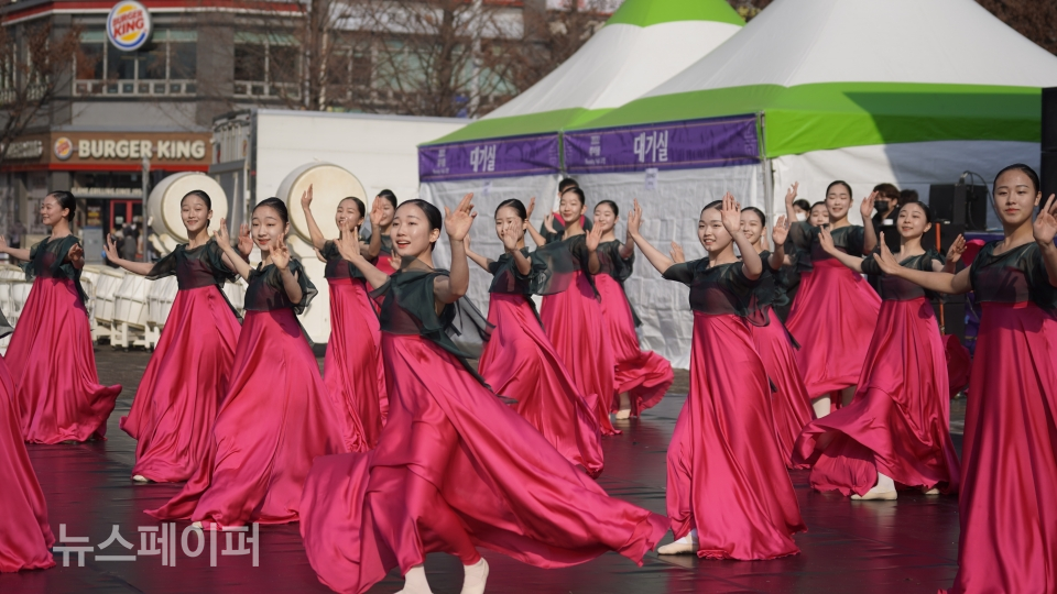[사진촬영 = 이성경 기자] 고양예술고등학교 여학생들이 전통문화에 기반한 춤을 시연하고 있다.
