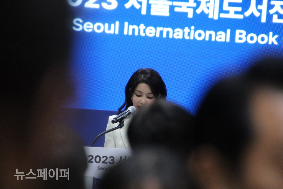 사진= 이민우 [서울국제도서전을 방문한 김건희 여사 촬영을 제지당하여 제대로 찍히지 못했다.]