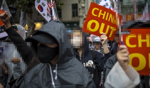 난데 없는 반중 혐오시위...참 없어 보이는 빌런들 [영화로 읽는 세상] - 뉴스 썸네일 이미지