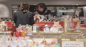 지갑 닫혔는데 향수는 왜 더 팔릴까... 작은 사치와 제2 립스틱 효과 - 뉴스 썸네일 이미지