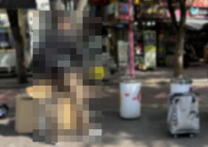 홍대 '레드로드'의 모순, 꽁초 수거함이 흡연 구역으로?