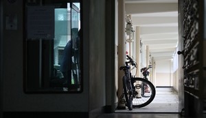 아파트 복도에 놓인 자전거가 보내는 경고 : 적치물, 그 방치된 위험